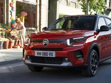 Vista delantera del Citroën C3 en color rojo destacando su parrilla y ópticas.