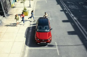 Imagen aérea del Citroën C3, mostrando diseño de techo y carrocería.