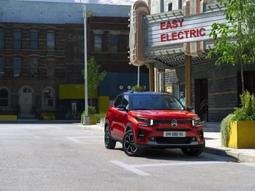 Citroën C3 rojo vista lateral con un diseño contemporáneo y líneas dinámicas.
