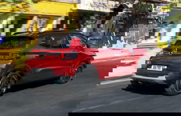 Vista trasera y lateral que muestra el diseño y líneas del Citroën C3.