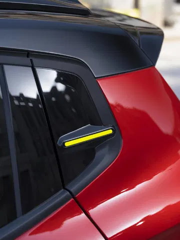 Alerón trasero del Citroën C3 con insertos decorativos en amarillo.