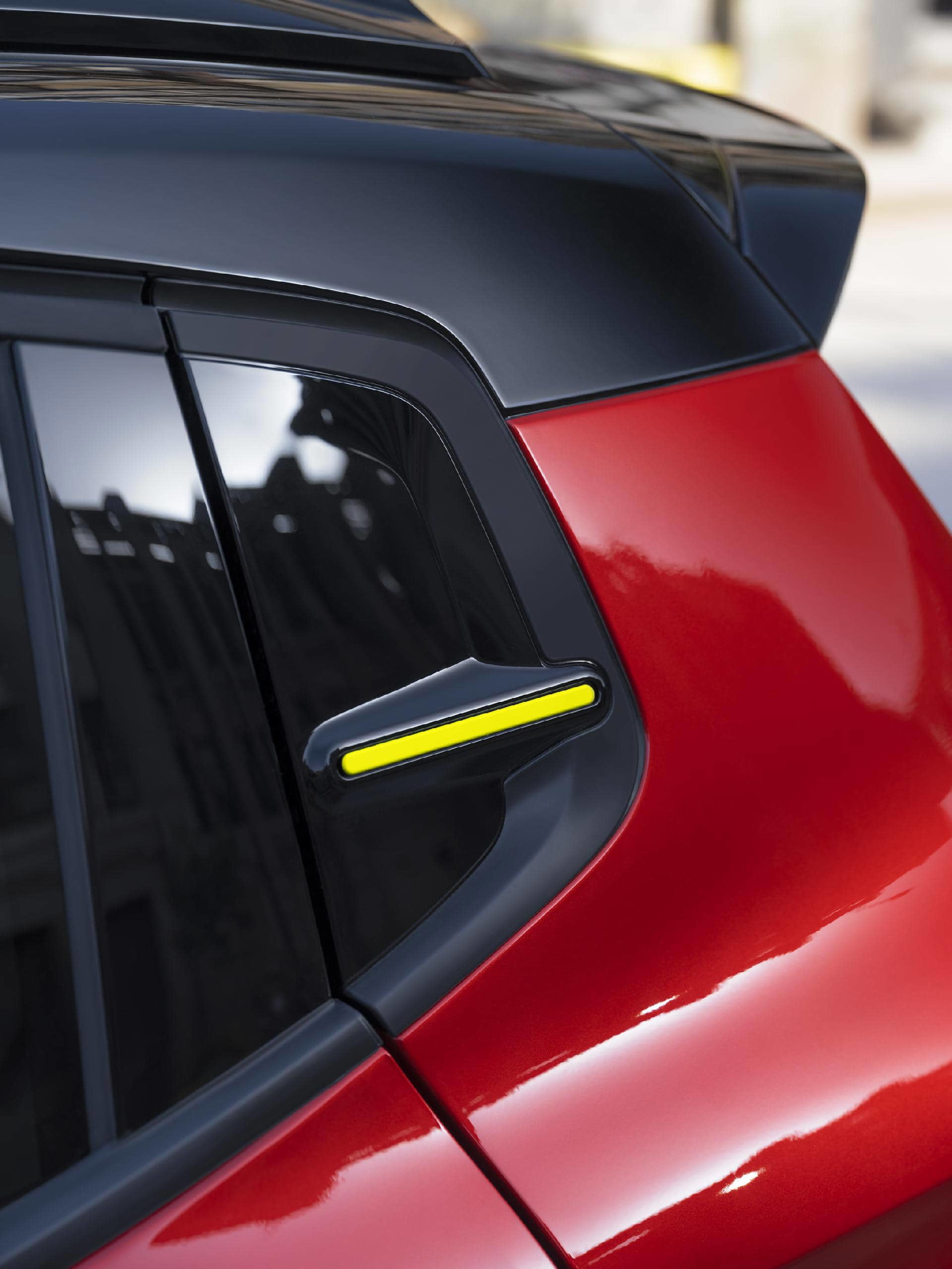 Alerón trasero del Citroën C3 con insertos decorativos en amarillo.