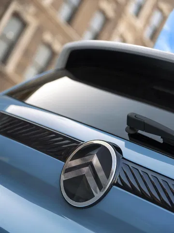 Vista parcial del capó del Citroën C3 con enfoque en las líneas de diseño.