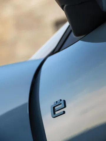 Vista cercana que muestra la curvatura y acabado del capó del Citroën C3.