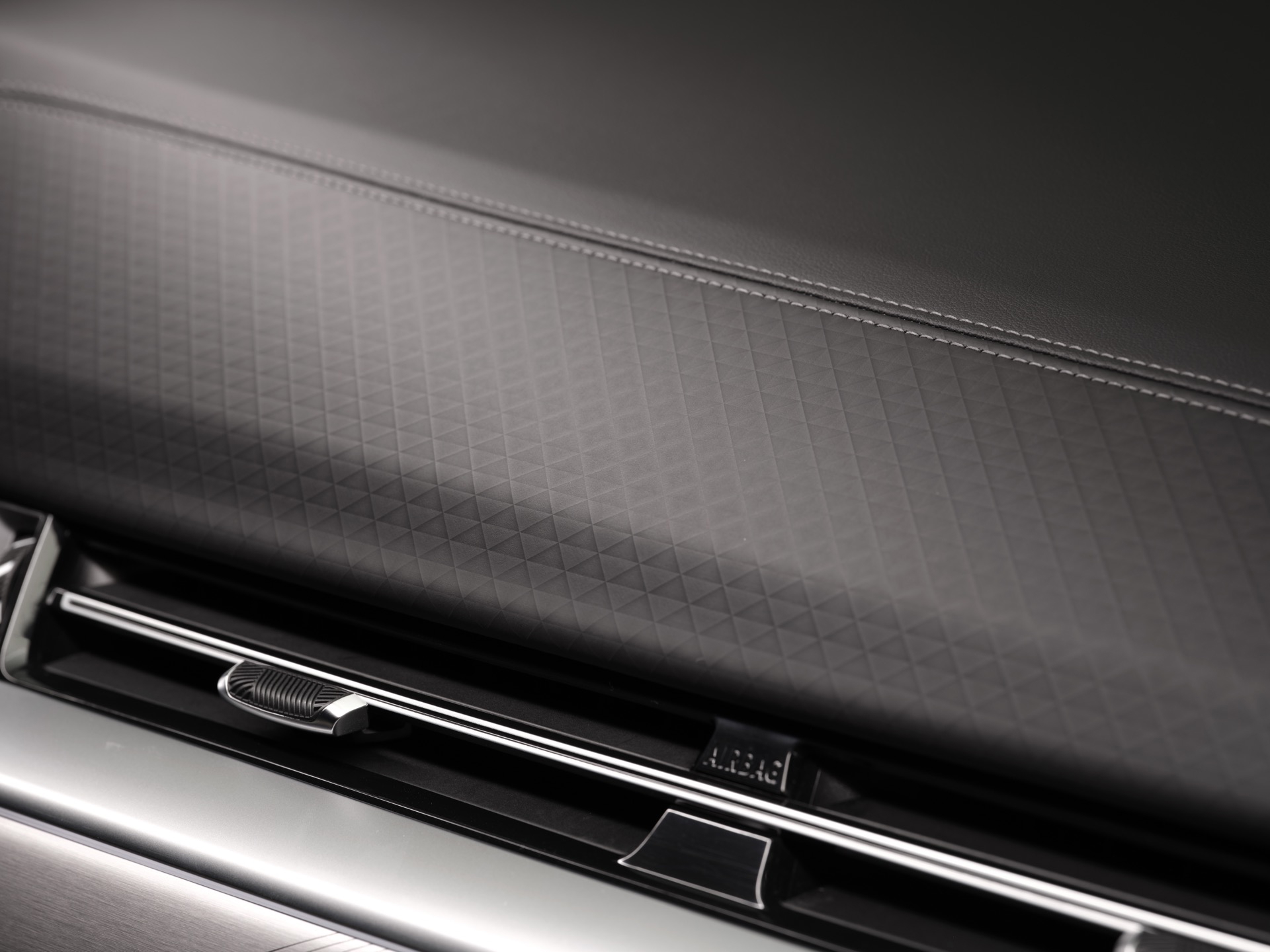 Elegante consola central con acabados metálicos en BMW X2.