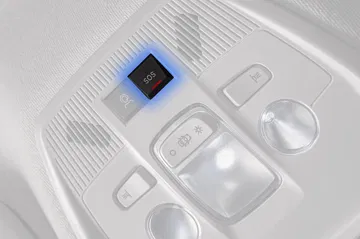 Vista de la consola de techo del Citroën C3 con controles de iluminación y techo solar.