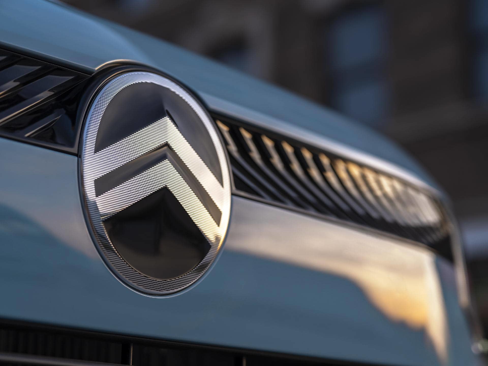 Vista cercana del emblemático logo de Citroën en un C3.