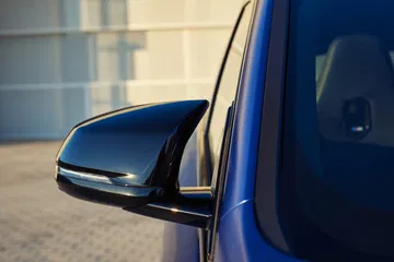 Espejo retrovisor con diseño elegante y acabado premium.