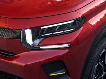 Vista cercana del moderno faro del Citroën C3 con diseño de doble nivel.