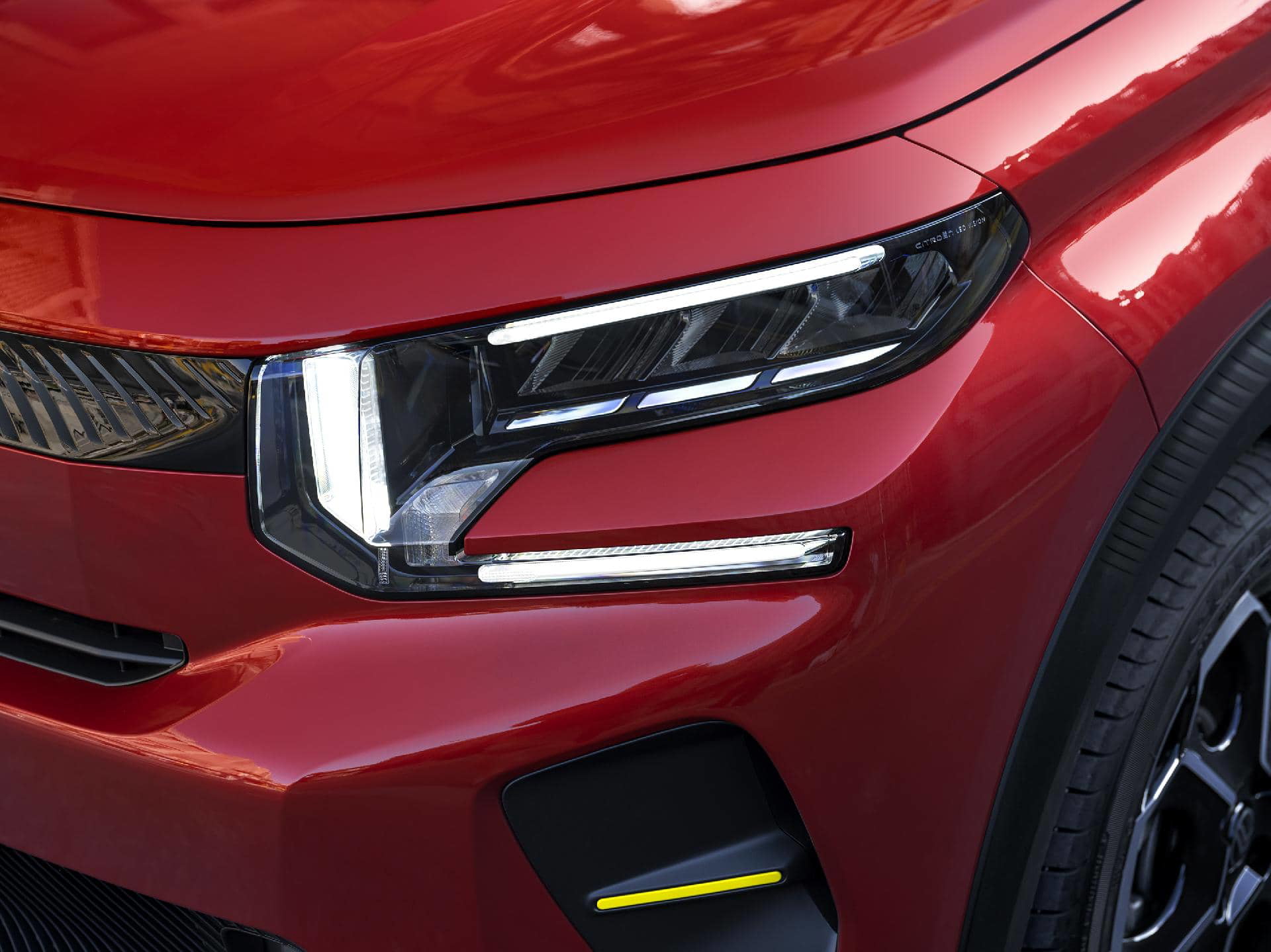 Vista cercana del moderno faro del Citroën C3 con diseño de doble nivel.