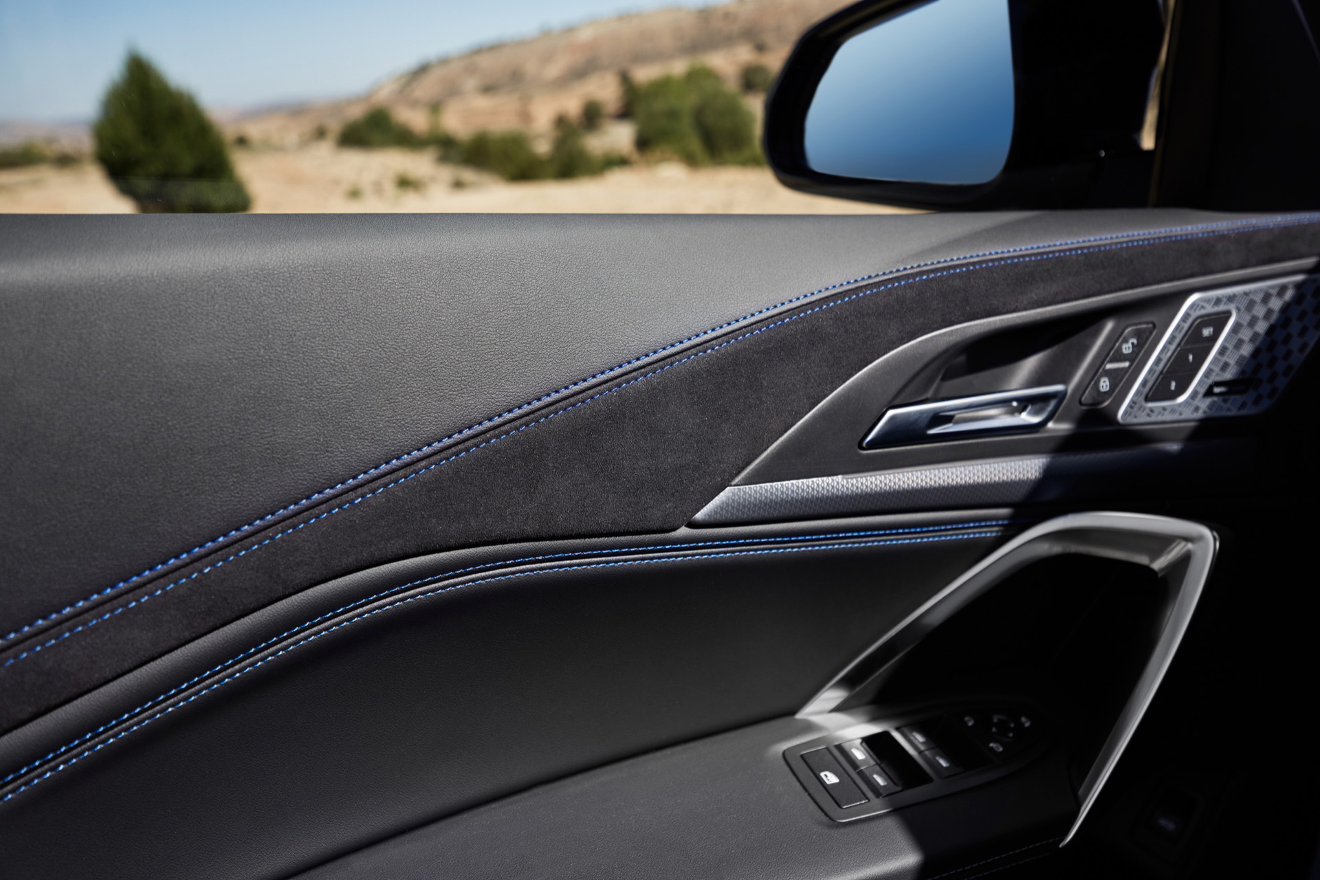 Vista de las rejillas de ventilación del BMW X2 con acabados de alta calidad.