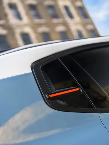 Vista cercana del intermitente integrado en el espejo retrovisor del Citroën C3.