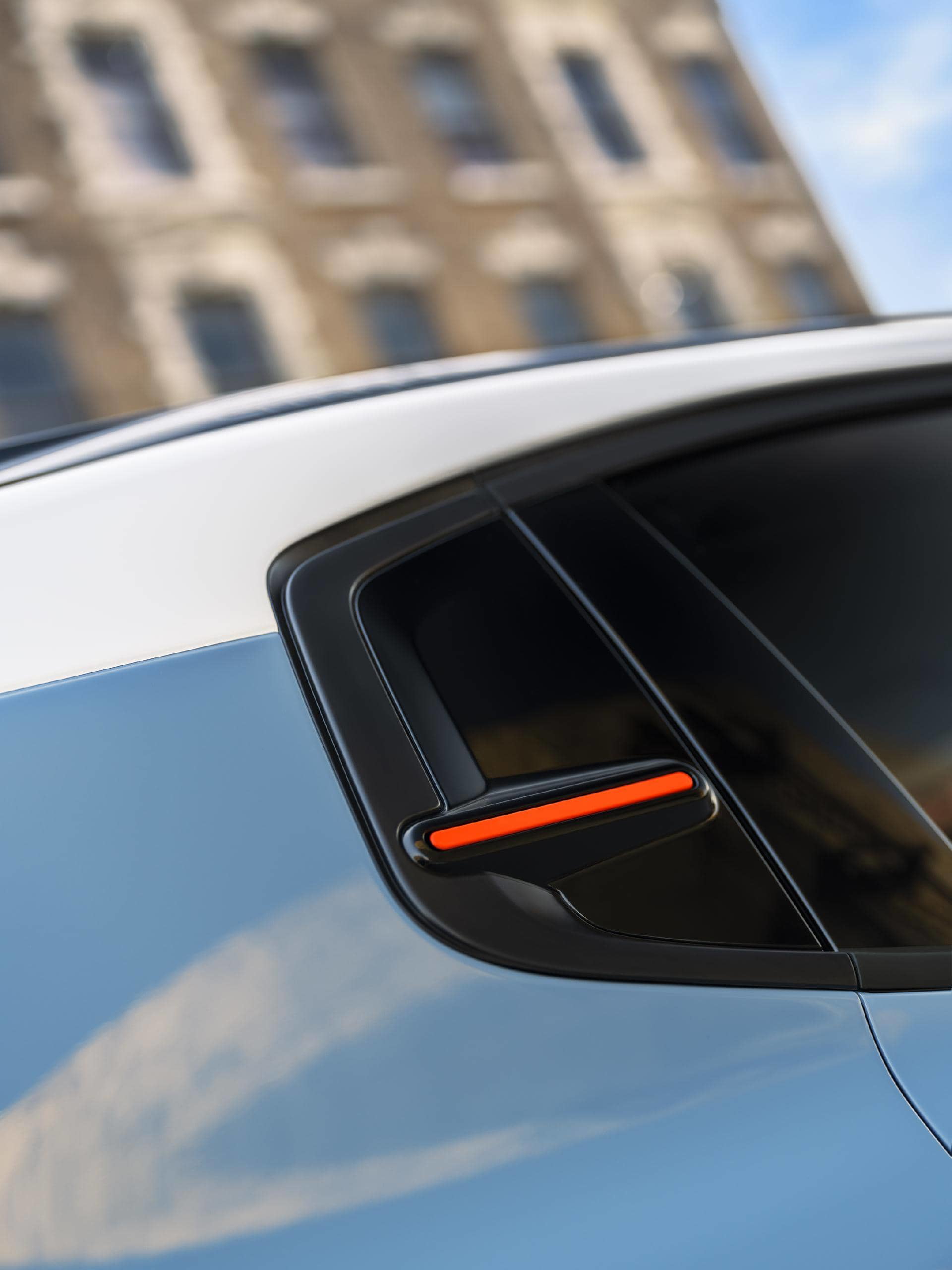 Vista cercana del intermitente integrado en el espejo retrovisor del Citroën C3.
