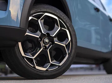 Rueda del Citroën C3 mostrando llanta con diseño sofisticado.
