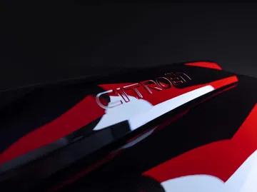 Vista parcial enfocando el logo Citroën sobre fondo oscuro.