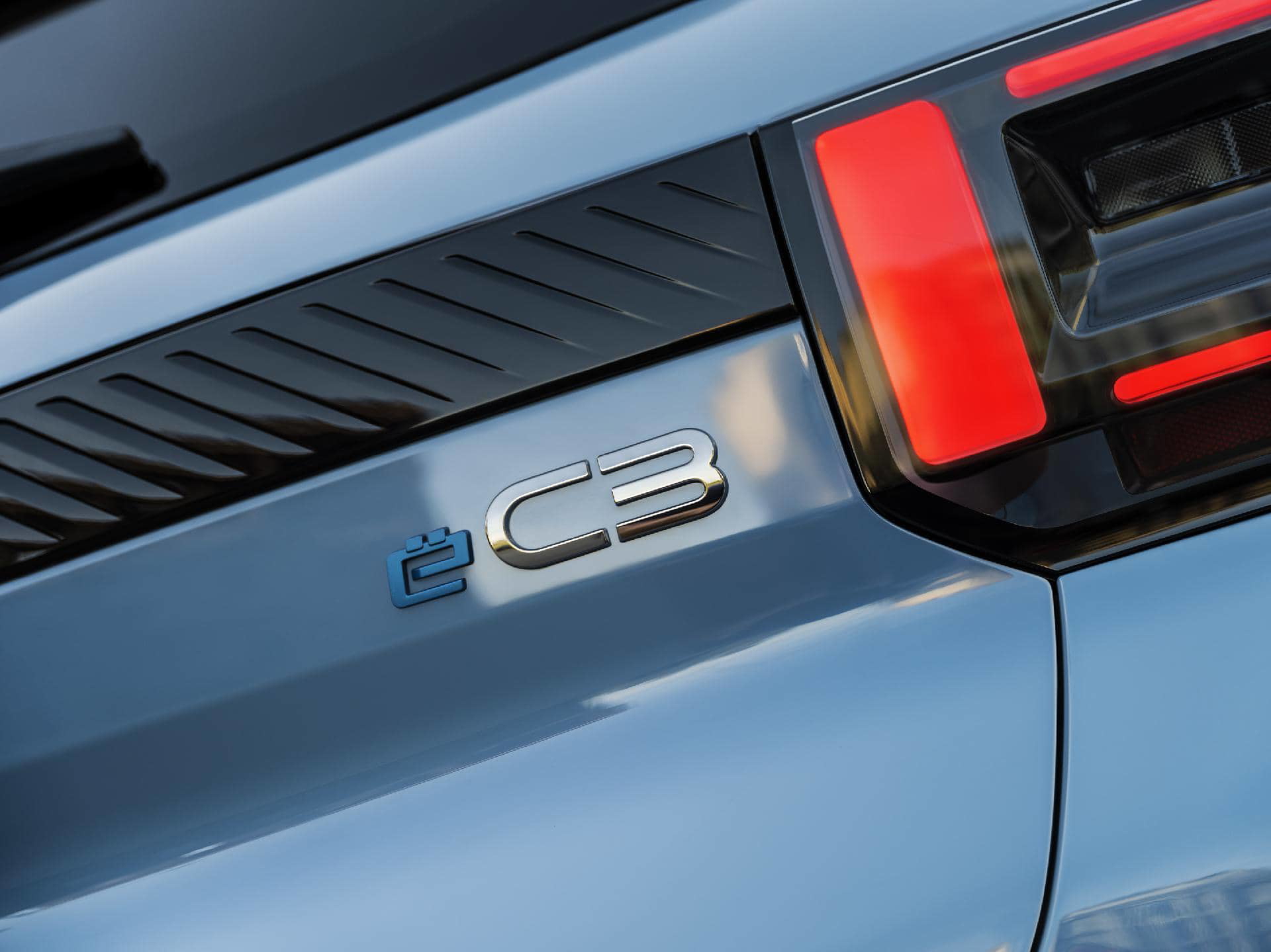 Vista cercana del piloto trasero y distintivo del Citroën C3.