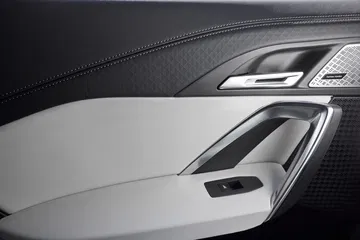 Vista cercana de la manija y controles de puerta del BMW X2