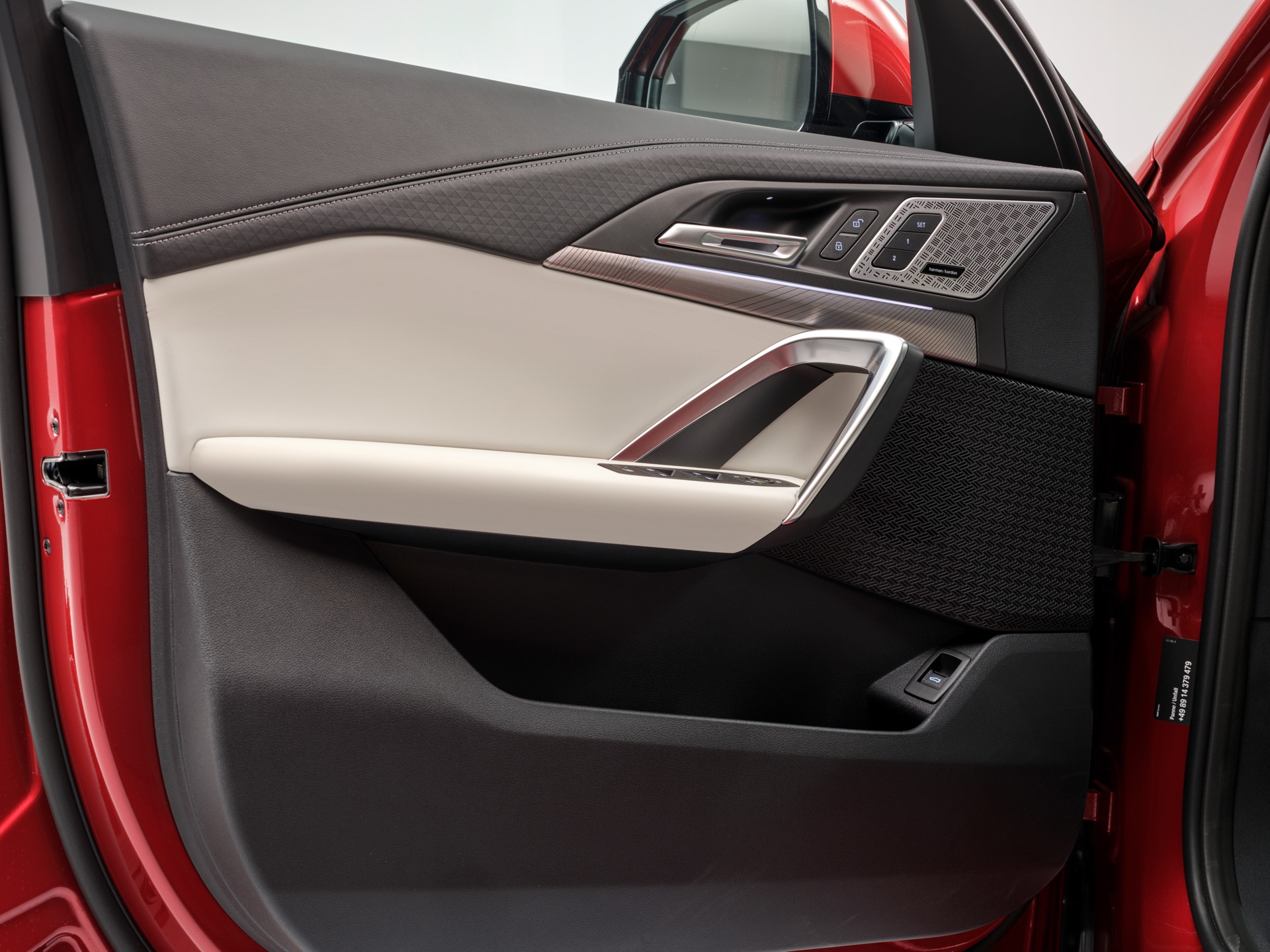 Acabados y controles en la puerta del BMW X2, mezcla de elegancia y funcionalidad.