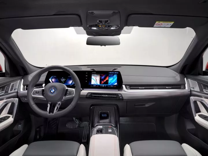 Vista del tablero del BMW X2 destacando su tecnología y diseño ergonómico.