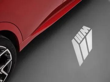 Detalle del emblemático emblema de BMW en el BMW X2, símbolo de prestigio.