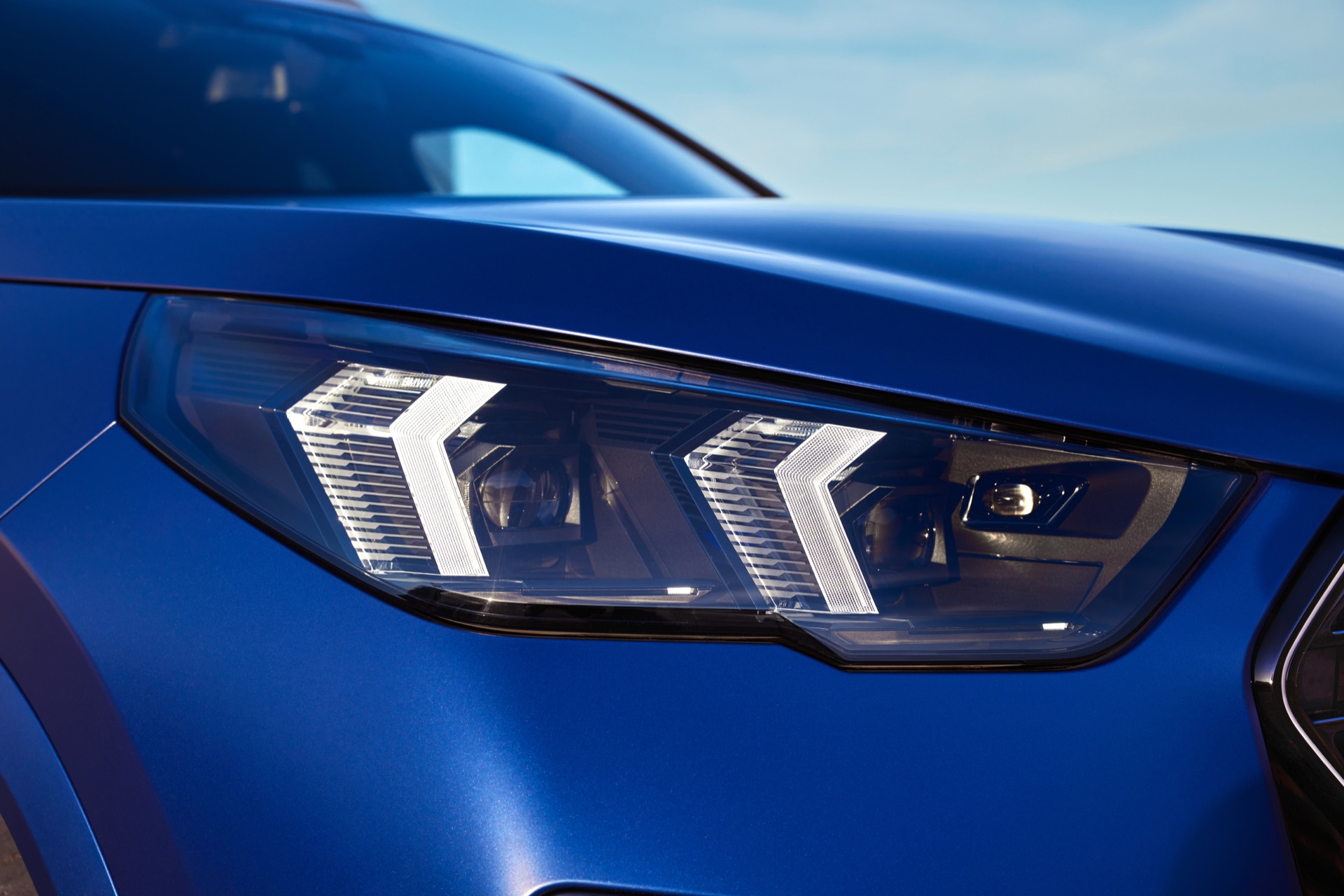 Primer plano del faro LED del BMW X2, mostrando el diseño distintivo.