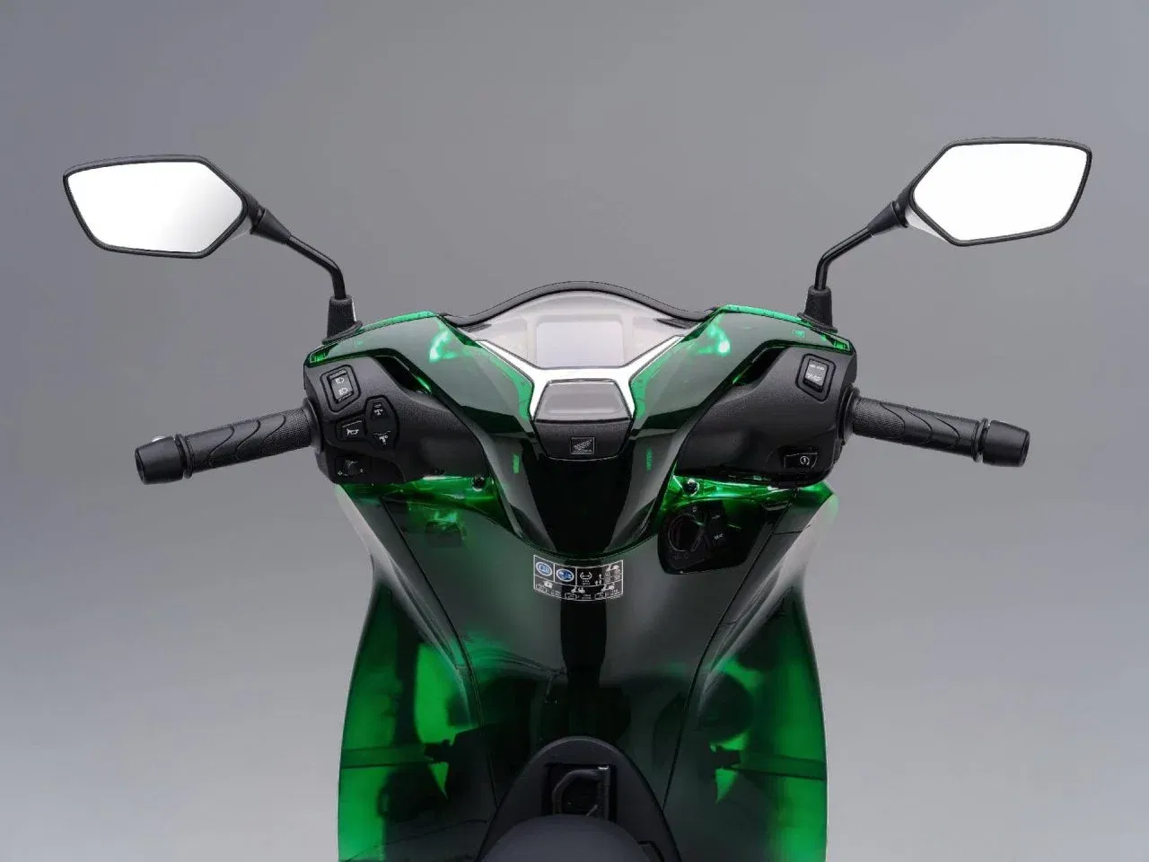 <br /> <h3>Japonesa, fabricada en Italia: scooter eficiente con consumo de 2.2 l/100 km</h3><br /> <p>Es una roca y una scooter de rueda alta que consume 2,2 l/100 km por solo 69 € al mes.</p><br /> 2 Honda SH125i