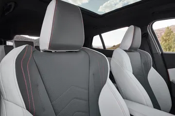 Vista de los asientos deportivos del BMW X2, con acabado en cuero bitono.