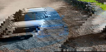 Vista angular delantera del JAECOO 7 demostrando sus capacidades off-road