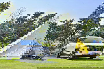 JAECOO 7 en un escenario de campamento, resaltando su diseño exterior.