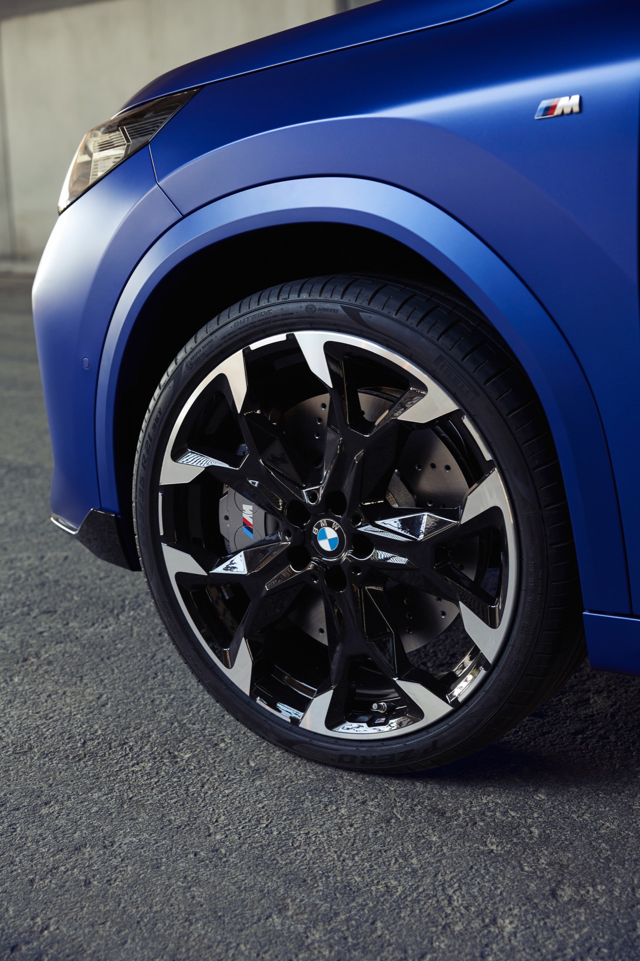 Primer plano de la llanta de aleación del BMW X2, destacando su diseño.