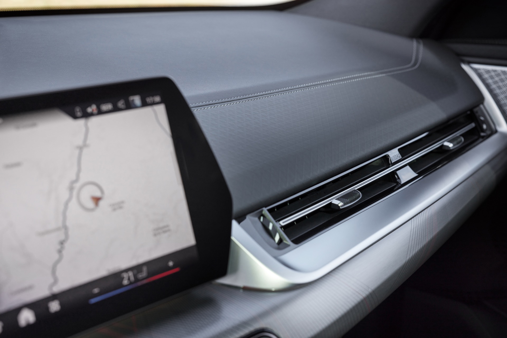 Consola central con pantalla táctil de infoentretenimiento del BMW X2.