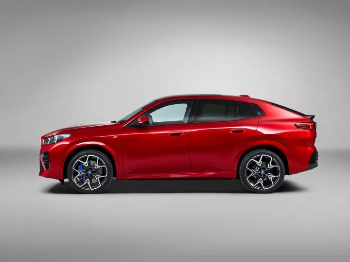 Perfil dinámico del BMW X2 en un vibrante tono rojo.