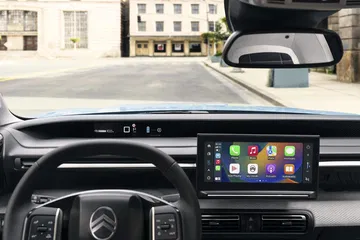 Vista del volante y pantalla táctil del sistema de infoentretenimiento.