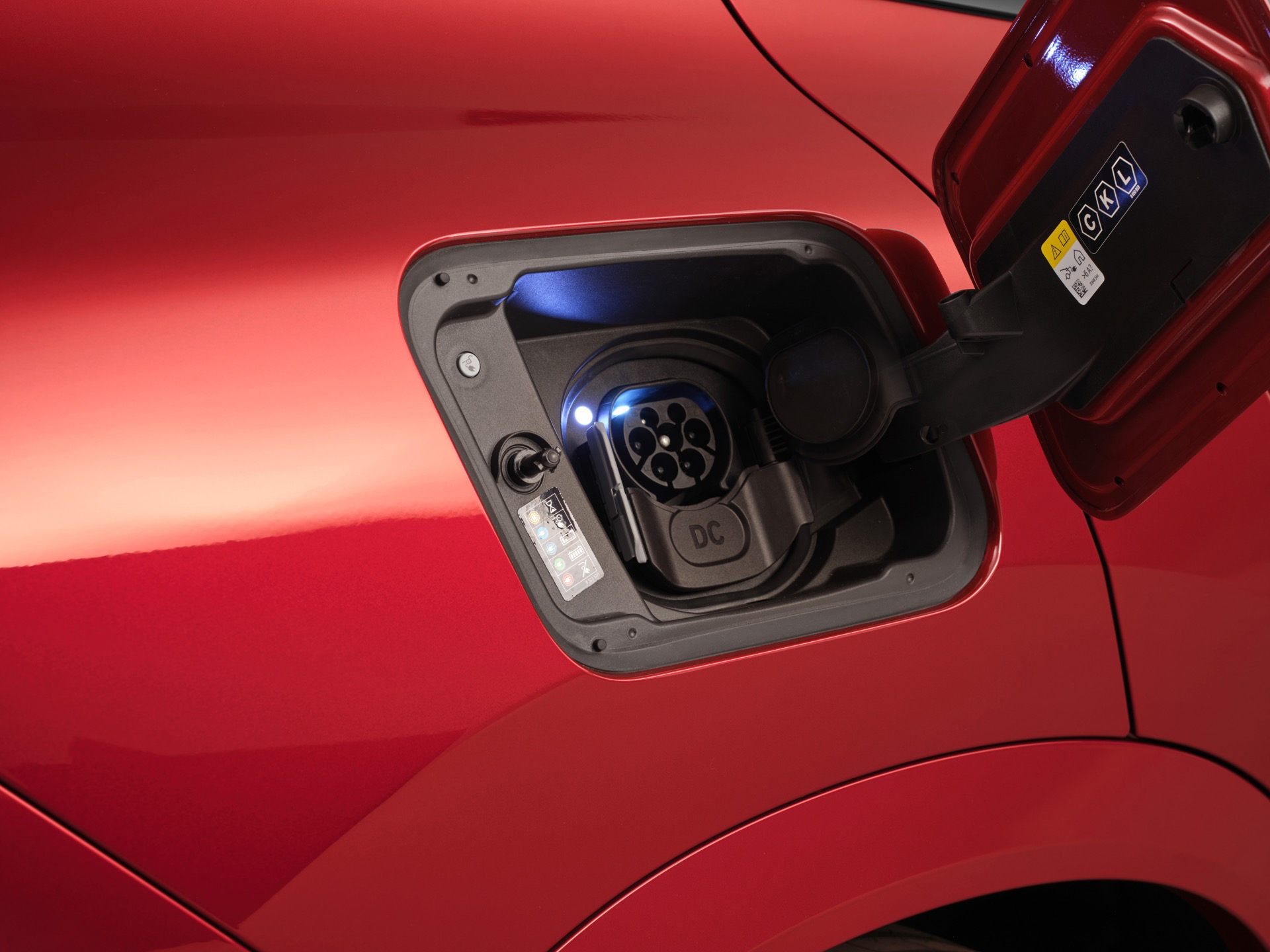 Detalle de la tapa del combustible del BMW X2, diseño funcional y solido.