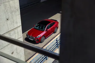 Vista aérea que realza la silueta y el diseño del techo del BMW X2.