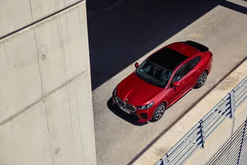 Toma aérea mostrando el diseño del techo y la silueta deportiva del BMW X2.