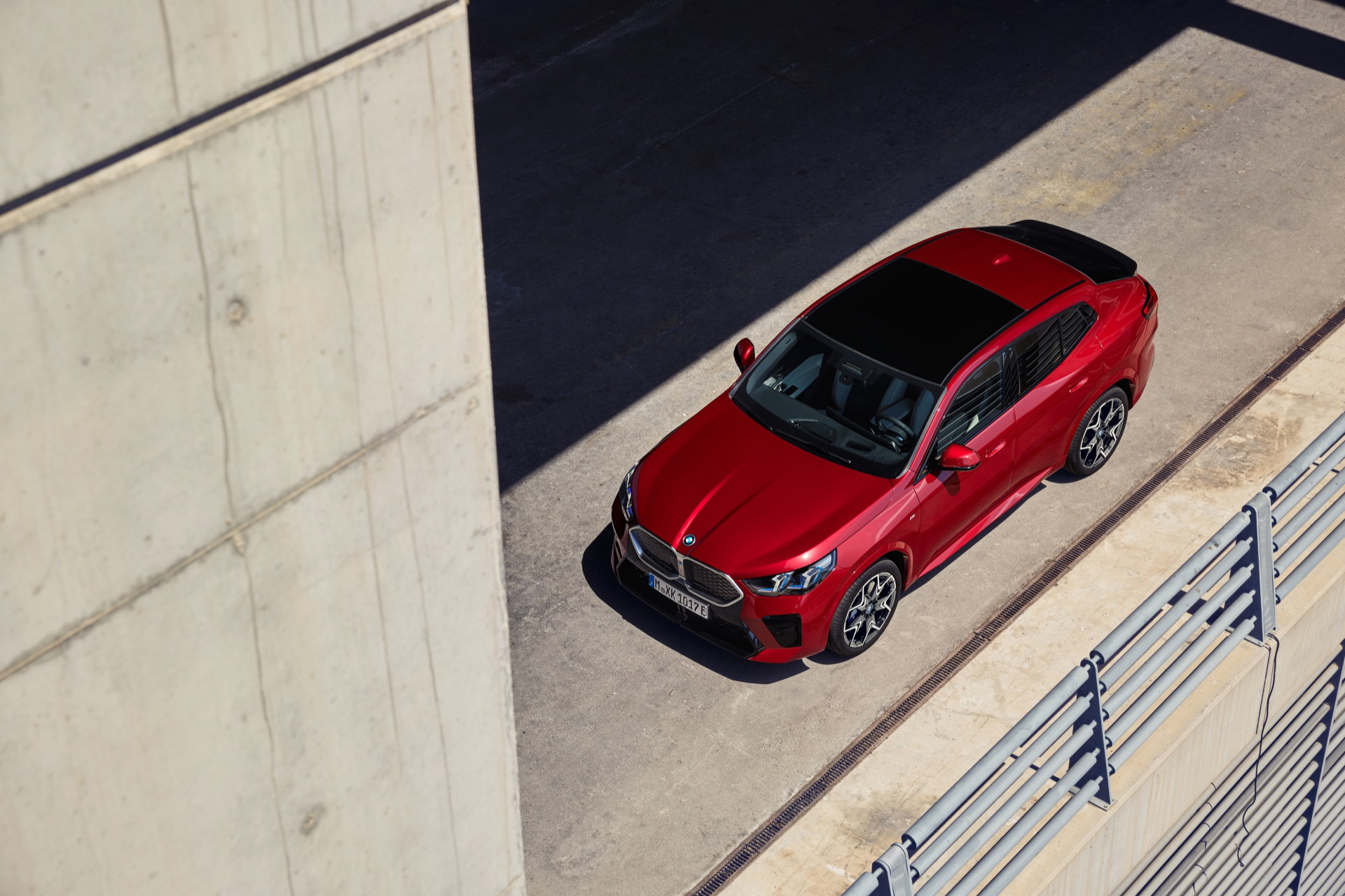 Toma aérea mostrando el diseño del techo y la silueta deportiva del BMW X2.