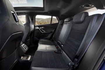 Asientos traseros del BMW X2, amplios y con acabado de calidad.