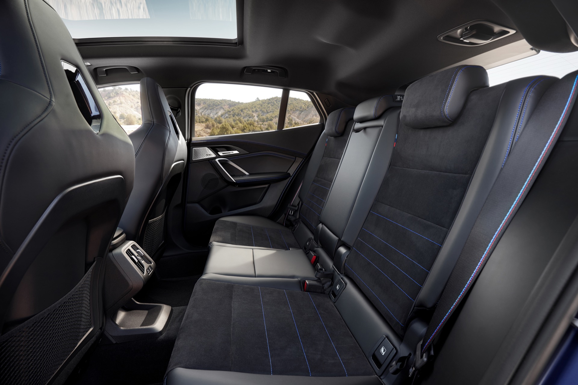 Asientos traseros del BMW X2, amplios y con acabado de calidad.