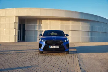 Rincones agudos y parrilla prominente definen el frontal del X2.