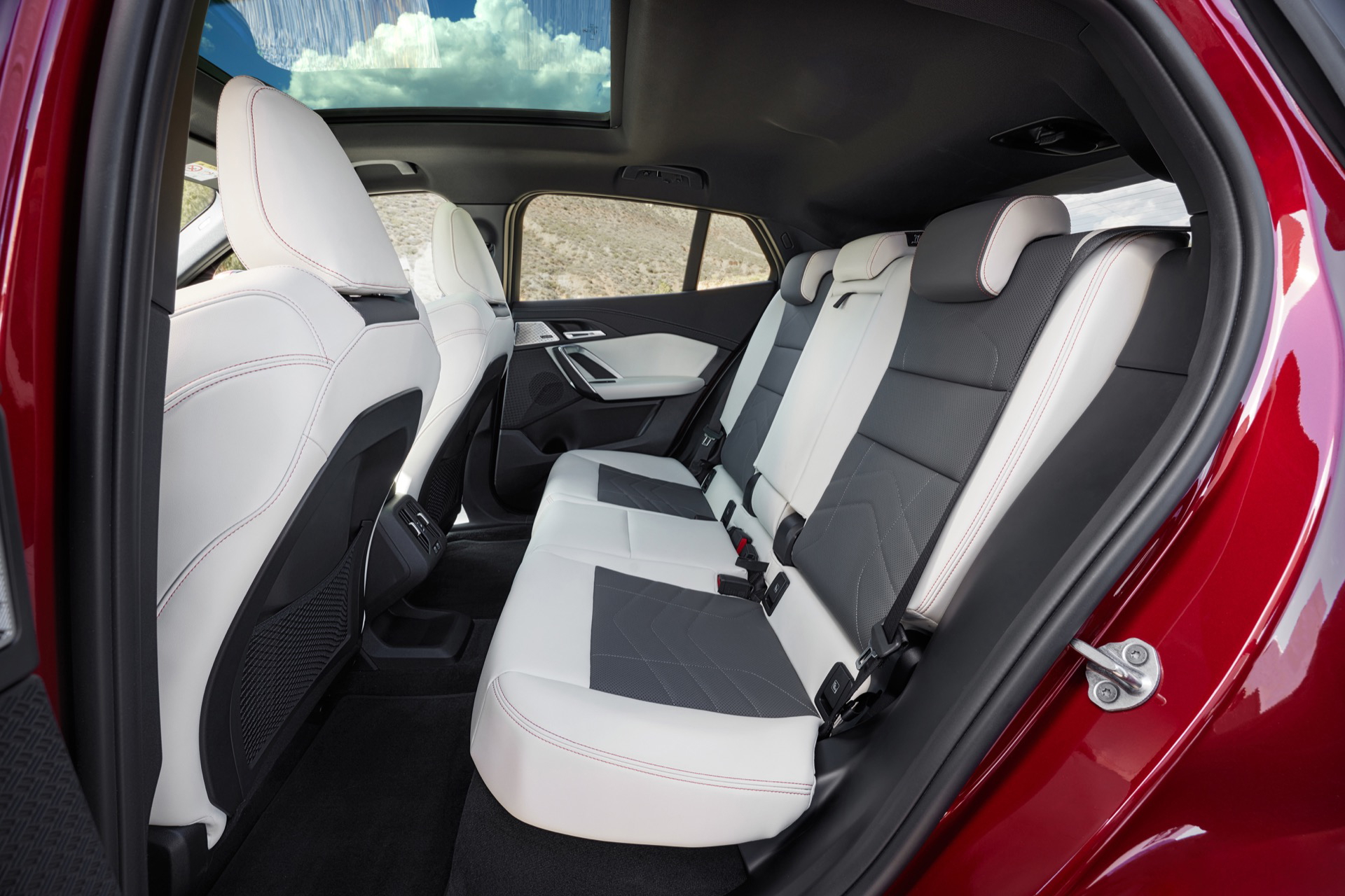 Asientos de cuero con diseño ergonómico y costuras detalladas.