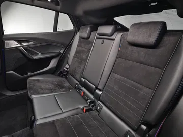 Vista trasera de los asientos del BMW X2, mostrando espacio y acabados.