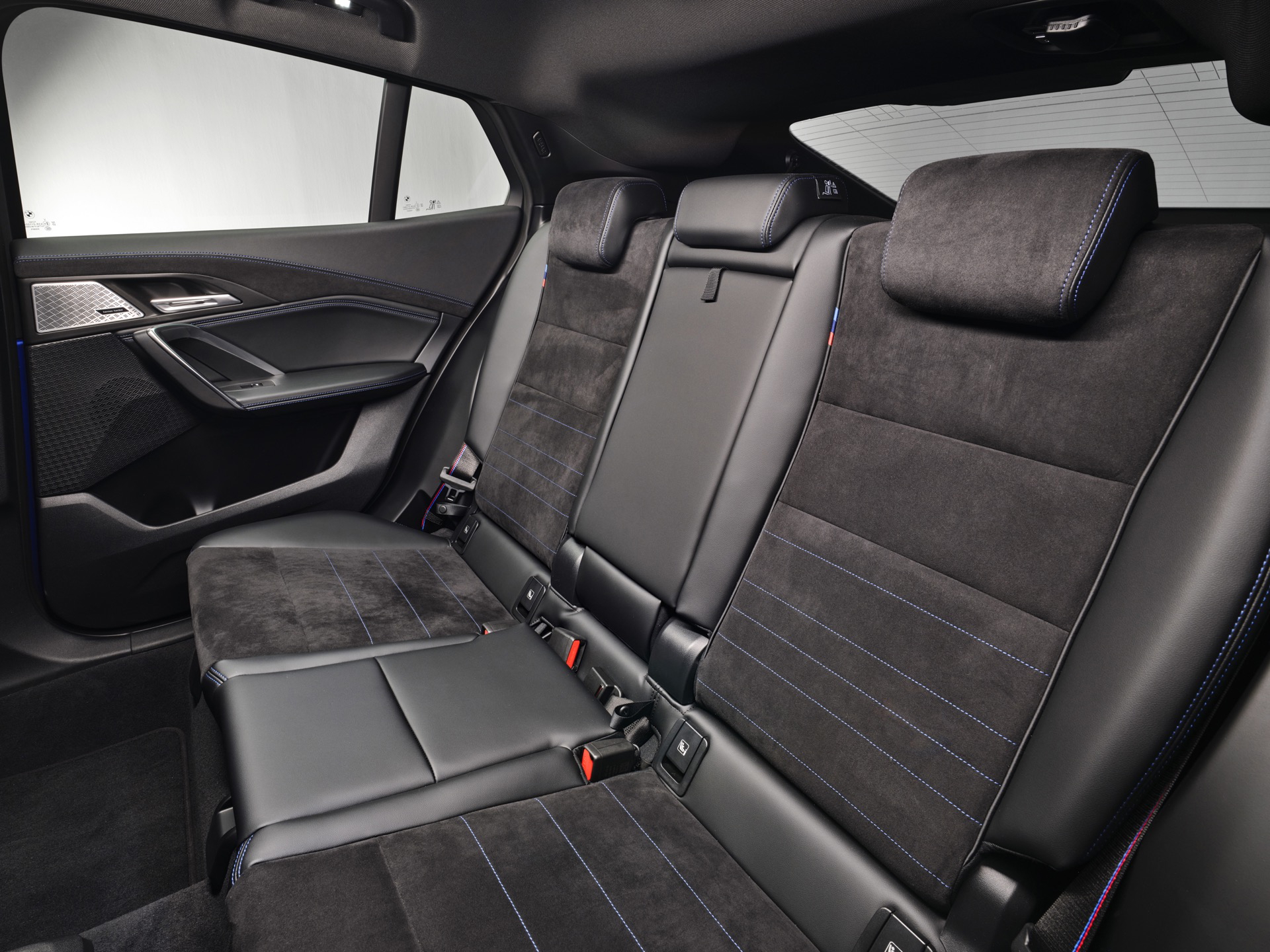 Vista trasera de los asientos del BMW X2, mostrando espacio y acabados.