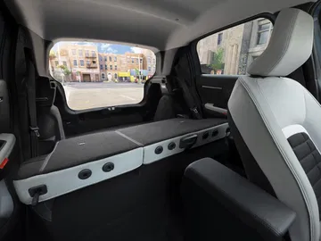 Vista trasera de los asientos del Citroën C3, mostrando espacio y diseño.