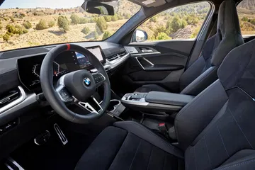 Vista del habitáculo destacando el volante y los asientos del BMW X2.