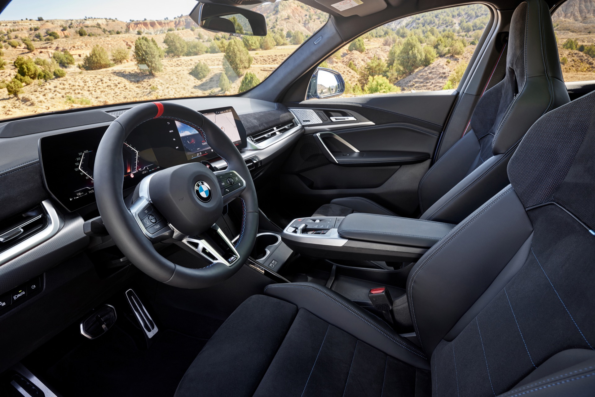 Vista del habitáculo destacando el volante y los asientos del BMW X2.