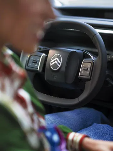 Vista cercana del volante con el logotipo de Citroën destacado.
