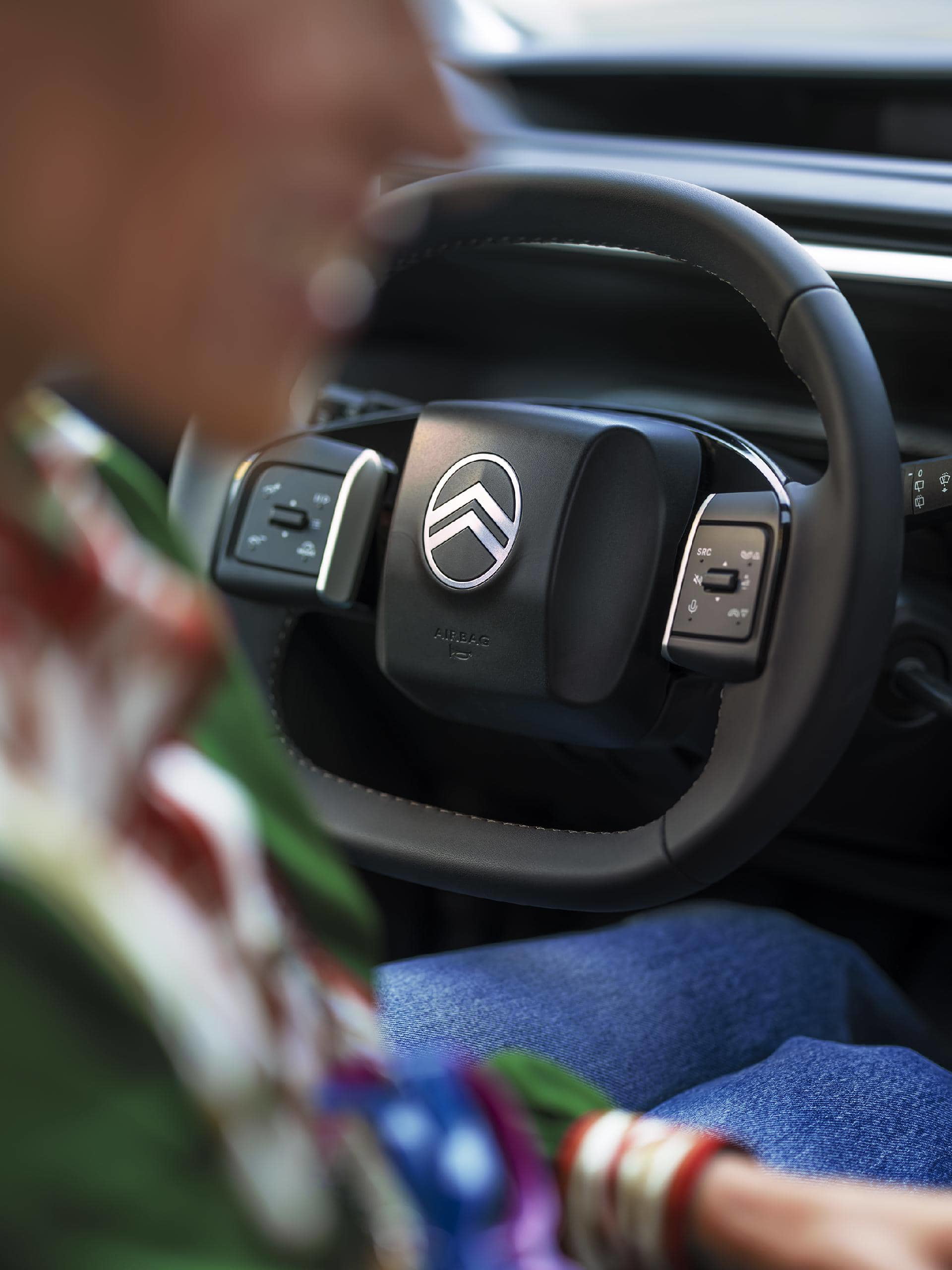Vista cercana del volante con el logotipo de Citroën destacado.