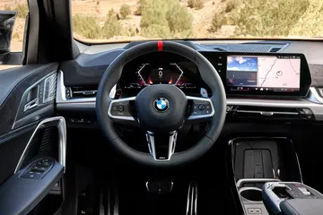 Volante e instrumentación digitales del BMW X2, diseño moderno y funcional.