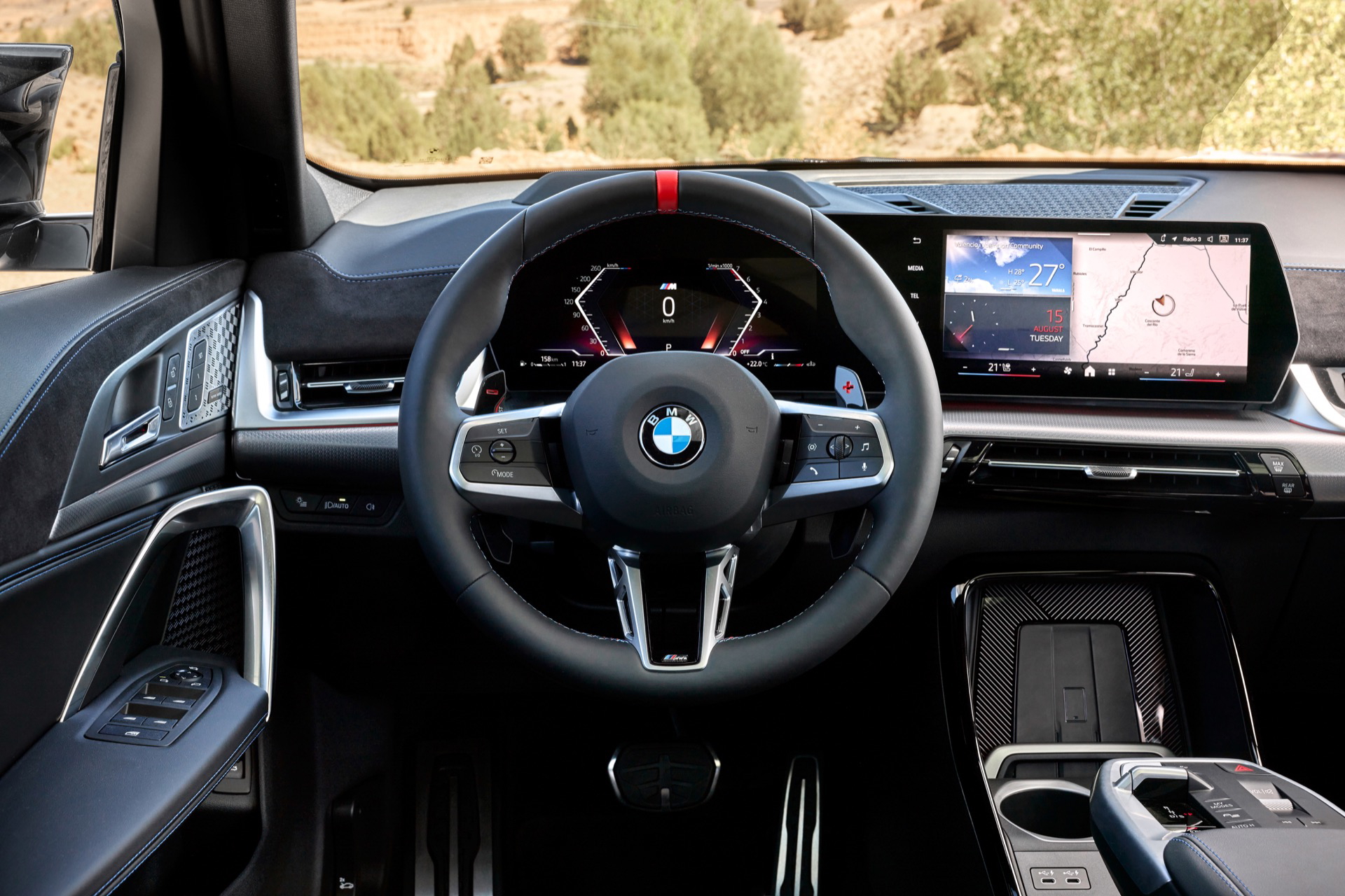 Volante e instrumentación digitales del BMW X2, diseño moderno y funcional.